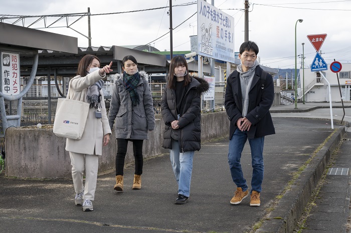 UR都市機構の加藤奈帆子さん（左端）の案内で市街地を巡る、（左から）鈴木優奈さん、中司有沙さん、久野俊紀さん(別ウィンドウで開きます)