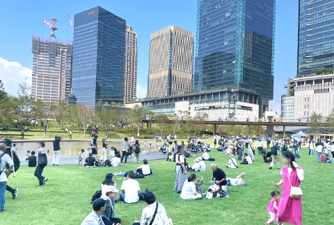 うめきた公園の南側の「サウスパーク」芝生広場