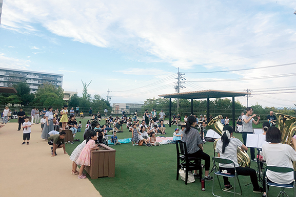 千代が丘団地内の広場で開催された「ちよがおかフェスタ」イベント風景の写真