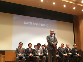 表彰式で受賞のあいさつをする八幡市の堀口文昭市長 （男山団地）
