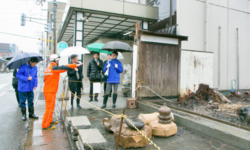 糸魚川市駅北大火で被害状況を確認するＵＲ職員の写真