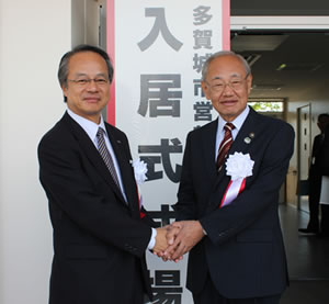 写真：握手を交わす菊地市長とＵＲ稲垣本部長