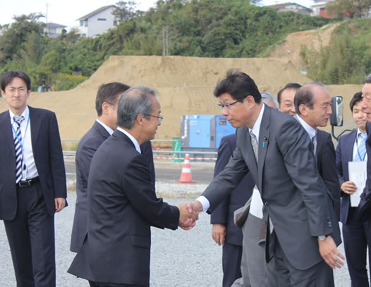 写真：高木大臣（右）と握手を交わすUR宮城・福島震災復興支援本部の稲垣本部長