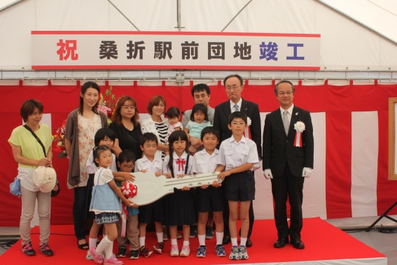 写真：右からUR 稲垣本部長、髙橋桑折町長、入居者のご家族