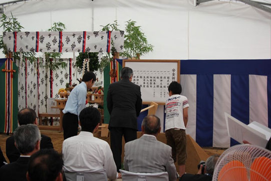 写真：野田釜石市長（中央）と鵜住居小学校、釜石東中学校の代表による鍬入れの様子