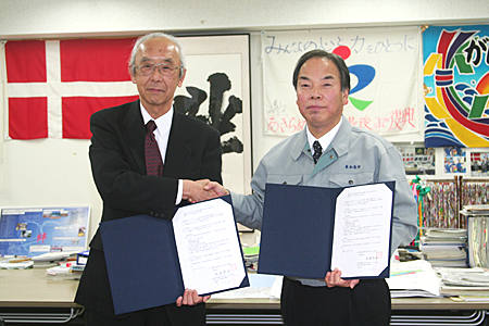 右から、阿部東松島市長、当機構理事長小川（当時）