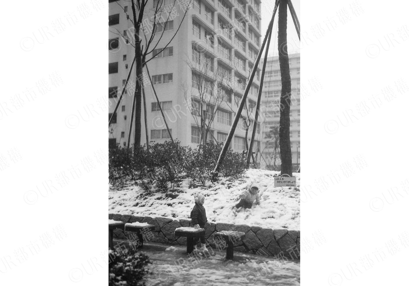 雪遊びをする子供