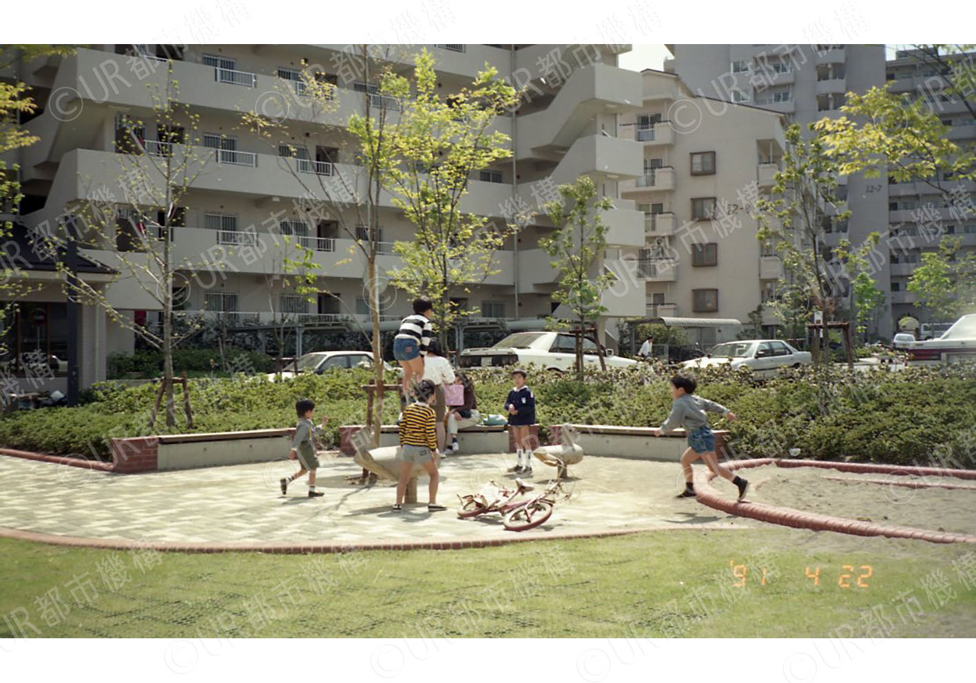 公園で遊ぶ子供