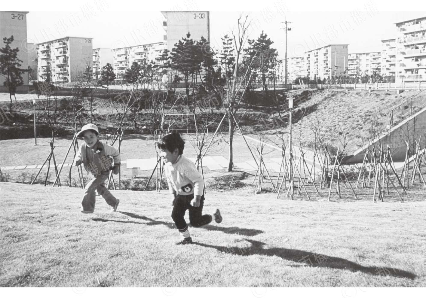 団地敷地内で遊ぶ子供