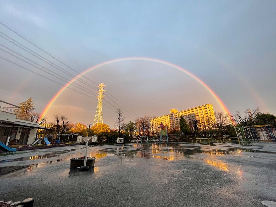 雨上がり、外に出ると二重の虹の橋