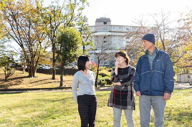 座談会に参加した3人の写真。掲載記事へリンクします(外部ページへリンク。別ウィンドウで開きます)(別ウィンドウで開きます)