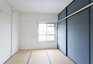 和室はそのままに、押し入れのふすまをシンプルなデザインに変えた。