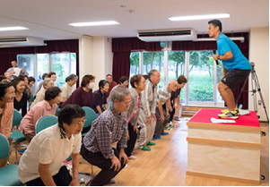 エクササイズの指導は曽我武史さん。