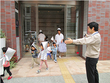 横浜市中区のUR賃貸住宅（シャレール海岸通）で、津波の襲来を想定した団地内避難訓練を実施。