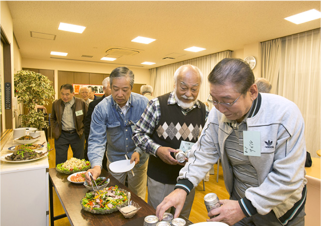 昼のカフェとは異なる人々がやってくる「酒処多来山」