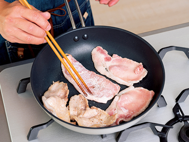 フライパンで豚肉を焼く様子の写真