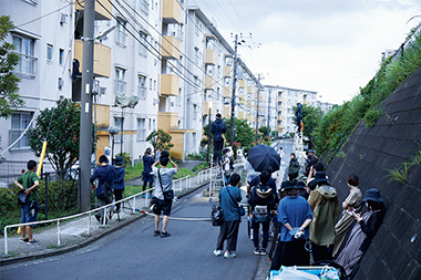 団地での撮影シーンの写真