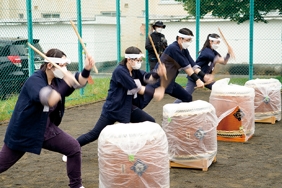 雨の中、太鼓を叩く人々