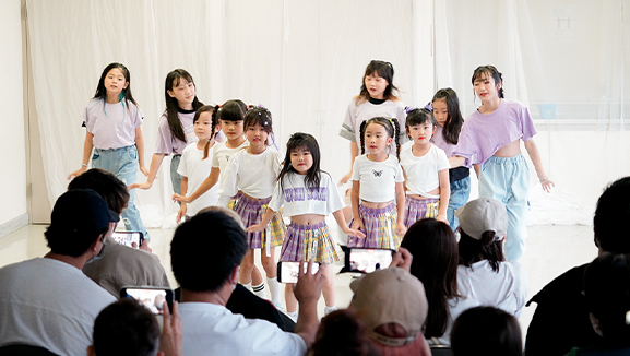 ダンスを披露する子供たち