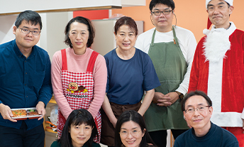 12月の「あそび場」と「世界料理厨房」を運営したメンバーたちの画像