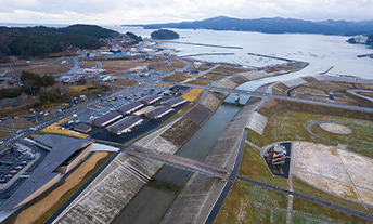 南三陸サンサン商店街と南三陸311メモリアルの空撮写真