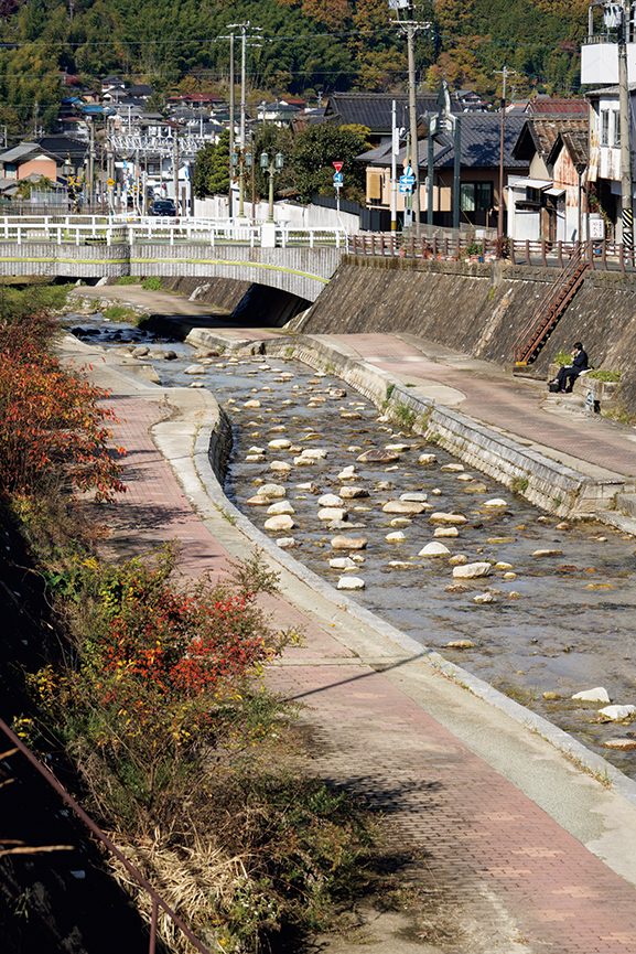 中心市街地を流れる四ツ目川