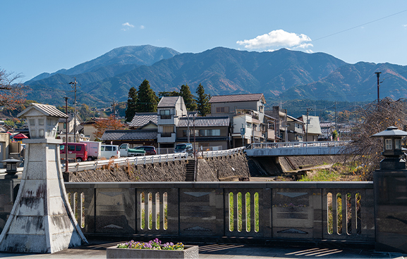 中心市街地から望む恵那山