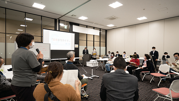 「諏訪市駅前交流テラスすわっチャオ」の会議室で開かれたエキまちカイギの様子