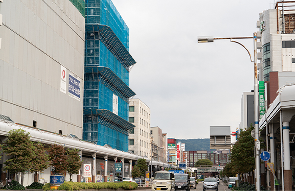 正面奥が長岡駅、左側が現在工事中の「米百俵プレイス」