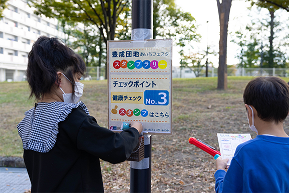 スタンプラリーをする子供