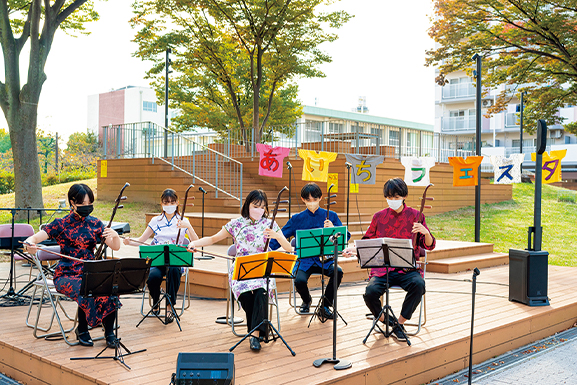 愛知大学の二胡部の演奏