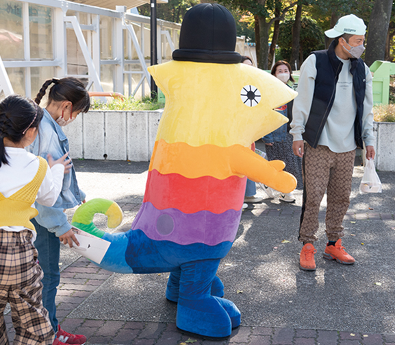 着ぐるみと子供たちの写真