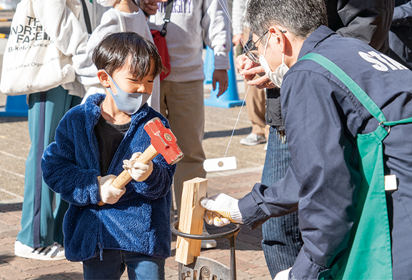 薪割り体験をしている子供の写真