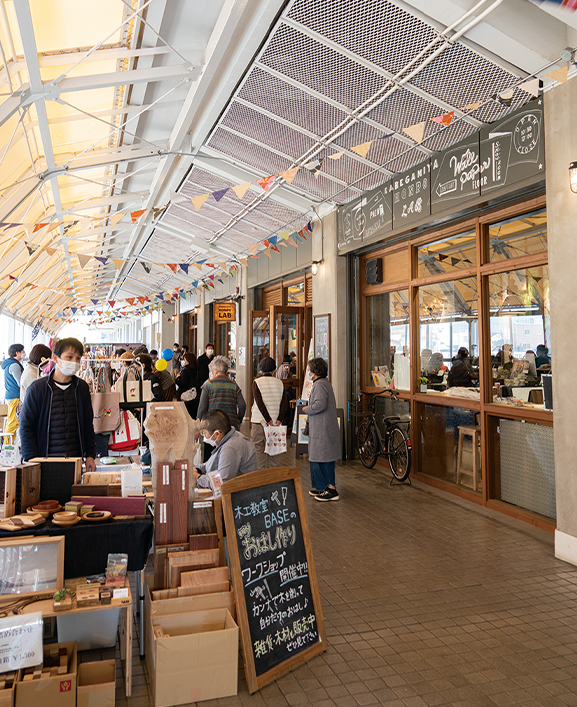 壁紙屋ラボの前にたくさんショップが出店されている様子