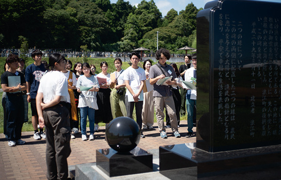 まちづくりなみえの佐藤さんの話を聞く学生たち