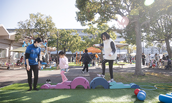 ボーネルンドの「あそびLABO」で遊ぶ子供たちの様子