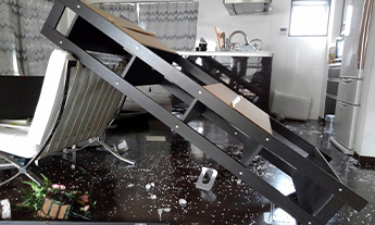 地震で倒れた家具の写真