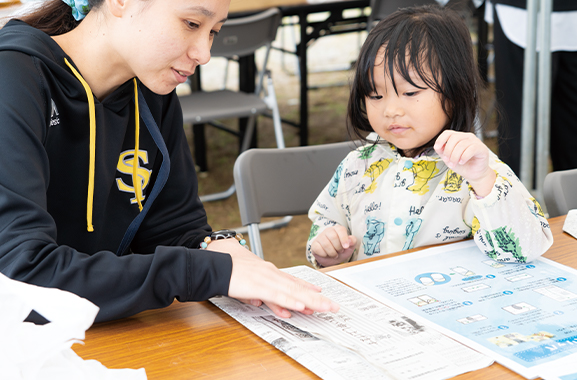 防災グッズ作りを体験する子供の様子