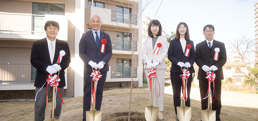 陸前高田市の本丸公園の桜を植樹した様子の写真