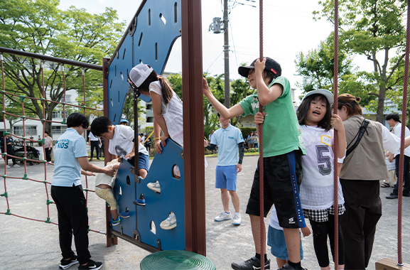 公園で遊ぶ子供たちの写真