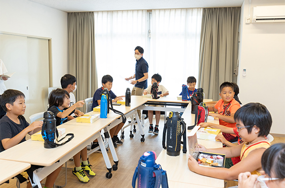 お弁当を食べる子供たち
