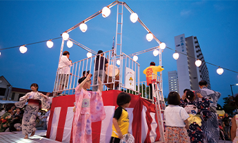 団地広場につくられた盆踊りのやぐらの写真