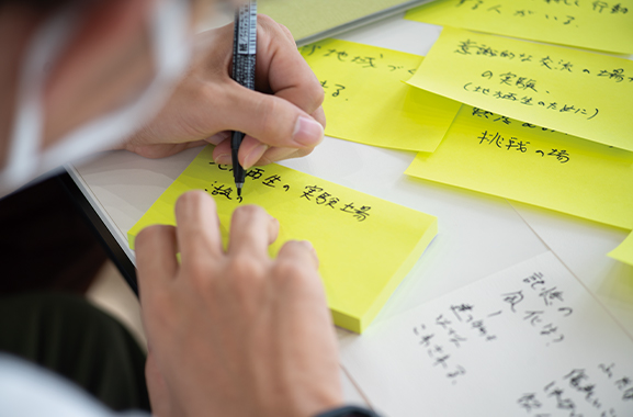 ポスト・イットに書き出す様子