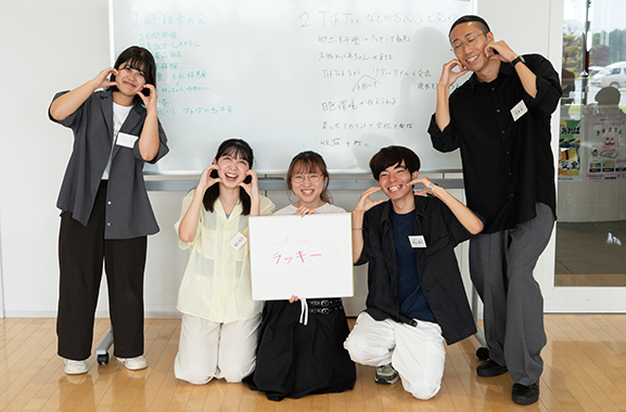 発表を終えてポーズと取っている写真(4)