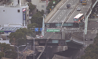 阪神・淡路大震災で橋げたが崩落した阪神高速道路の写真