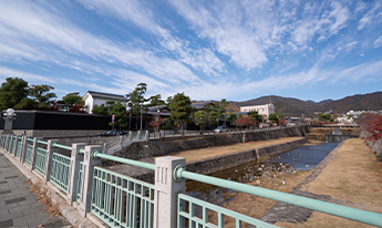 芦屋川と六甲山系の写真