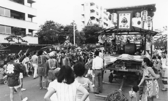 1970年代の赤羽台団地（東京都北区）の夏祭り風景の写真