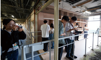 震災遺構 浪江町立請戸小学校を15人の学生が訪れてる写真