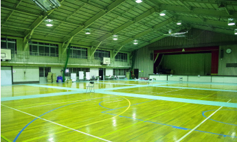 地域の学校の体育館の写真