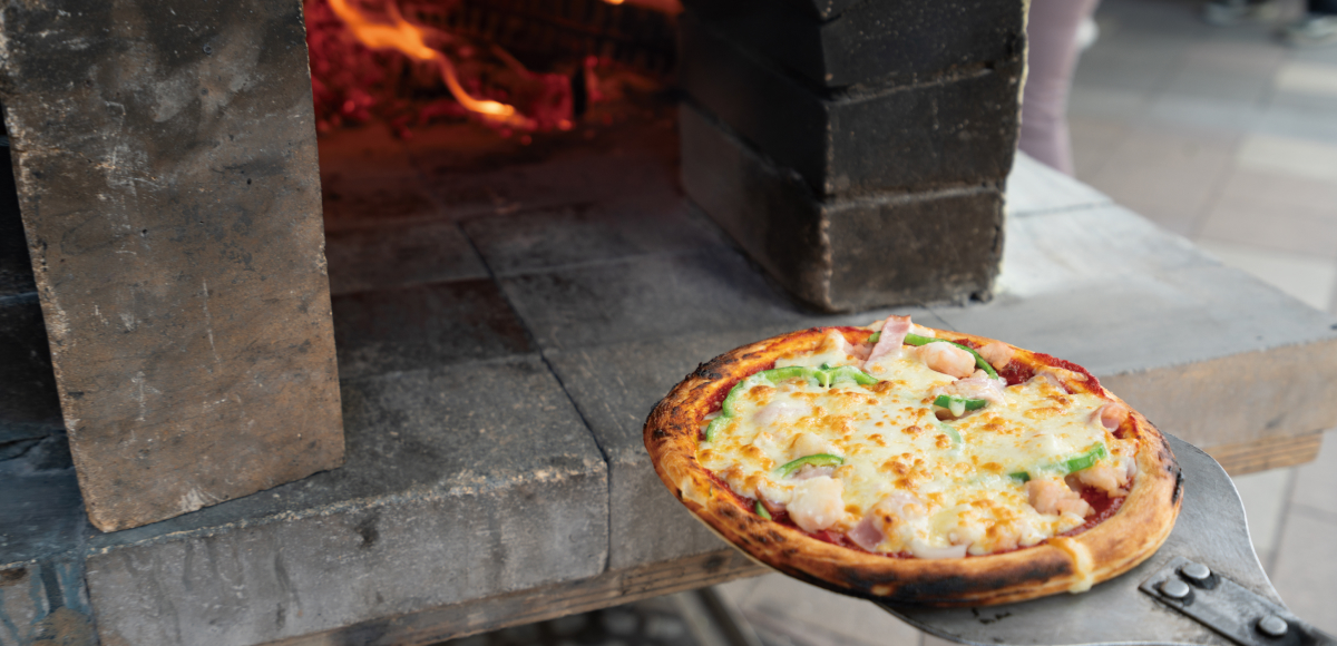 石窯で焼かれたピザの写真